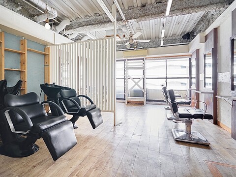 【池袋】≪指名料自己設定可能≫≪指名50％、フリー40％還元≫少人数制なので入客チャンス大！池袋駅東口前すぐなので集客が強い！メンズ特化スタイリストとして、お客様のカッコいいをたくさん作れるサロンです！「メンズサロン IVY 池袋（メンズサロンアイヴィーイケブクロ）」からスタイリスト（美容師）の求人☆★