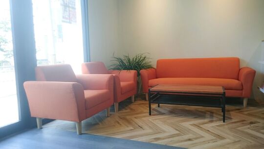 【千里丘】≪月8,9日休み≫≪最短2年でデビュー可能≫≪朝礼終礼なし≫≪自転車支給あり※駐輪場の負担もありません≫興味があればアイブロウやまつエクも学べる！予約の都合次第で17時や18時に早上がりも可能！美容師を長く続けていける環境があります！新規のお客様も多いので、入客チャンス大！撮影にも興味がある方は必見！「ALPHA（アルファ）」からアシスタント（美容師）の求人☆★☆