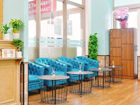 【イオンタウン東大阪】≪月給30万円≫≪休みの数が選べる≫≪有給休暇あり≫≪平均退社時間20時台≫正社員、パート・アルバイト、業務委託から働き方を選択可能！スタッフに寄り添った幅広い働き方が出来ます！！ダメージレスに特化した充実の薬剤も魅力！アットホームで親しみやすい「hair DESTINO（ヘアーデスティーノ）」からスタイリスト（美容師）の求人★☆