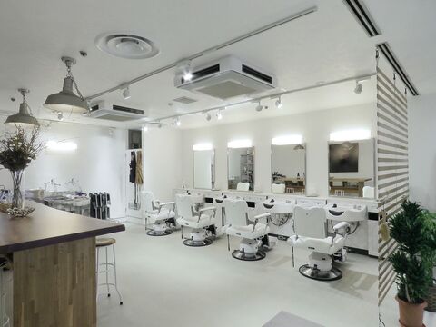 【西梅田】≪月給23万円〜≫≪完全週休2日≫≪社会保険完備≫ツイスパやフェードなど、トレンドに敏感なお客様担当したい方におすすめ！メンズ専門サロン！入客チャンスあり！「BARBER SHOP Cloud9（バーバーショップクラウドナイン）」からスタイリスト（美容師・理容師）の求人☆★☆