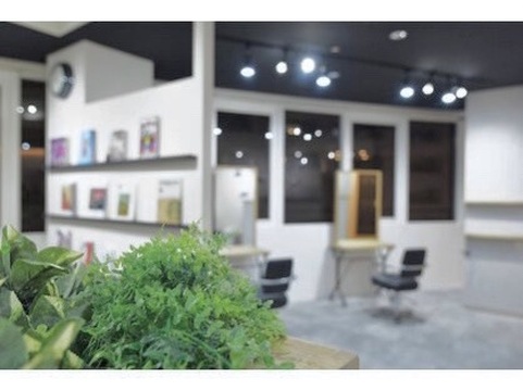 【宝塚】≪社会保険完備≫≪土日休みOK≫≪駐車場完備≫≪月8,9日休み≫≪ママさんのご応募歓迎≫プライベートも充実できる環境です！「Tribe by FiberZoom（トライブバイファイバーズーム）」からスタイリスト（美容師）の求人☆★