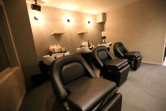 【四ツ橋線なんば駅】全席個室でスパとトリートメントに特化したヘアサロン！≪自由出勤OKの正社員サロン≫≪社会保険完備≫≪完全マンツーマン≫ライフスタイルに合わせた働き方を選べる体制です！「無垢〜muku〜（ムク）」からスタイリスト（美容師）の求人☆★