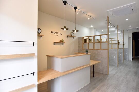 【堺駅】≪月給22万スタート！≫≪完全週休2日制≫≪社会保険完備≫≪営業中レッスン可能≫プライベートも充実、人間関係良好、カリキュラムもしっかりしているアットホームなサロンです！メイク・着付け・スパも学べます！「ROCCA（ロッカ）」からアシスタント（美容師）の求人★☆