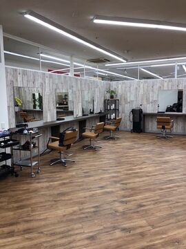 【ドラッグイレブン津嘉山店】≪完全週休二日制・社会保険完備・残業なし≫抜群の待遇がありずっとお仕事できる環境は必見！地域のお客様から愛される「ヘアサロン Eleven 津嘉山店（ヘアサロンイレブンツカザンテン）」からスタイリスト（美容師）の求人★☆