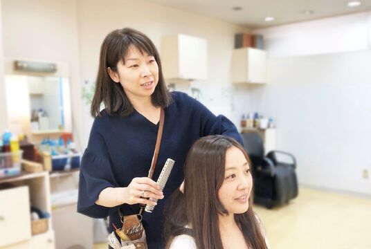 【善行】≪安心の社会保険完備≫抜群の高待遇があるのでずっと働いてもらえます！週休2日にしてプライベートを重視したい方もがっつり稼ぎたい方も大歓迎！色んな世代の美容師さんが活躍する！「SEASON フジスーパー善行店（シーズンフジスーパーゼンギョウテン）」からスタイリスト（美容師）の求人☆★