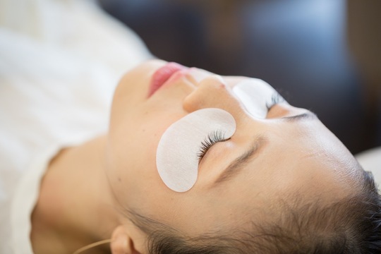 【難波駅】≪月給216500円～≫≪月8日休み≫≪月に1,2回土日休みOK≫≪1日4～6人の施術≫平均退社時間18:30頃！ゆとりのある施術時間で目の前のお客様を大切にしていけるサロンです！売上のノルマや上下関係はなし！「Flare premium lash 難波店（フレアプレミアムラッシュナンバテン）」からアイリスト（アイデザイナー・まつげエクステ）の求人☆★☆