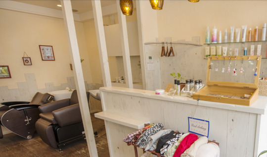 【板宿】オーナーさんからしっかり技術を学ぶことが出来るので確実にキャリアアップ◎確かな技術を身につけることができます♪雑貨屋に来たようなオシャレサロン¨Blue trip（ブルー トリップ）¨からアシスタント（美容師）の求人☆☆