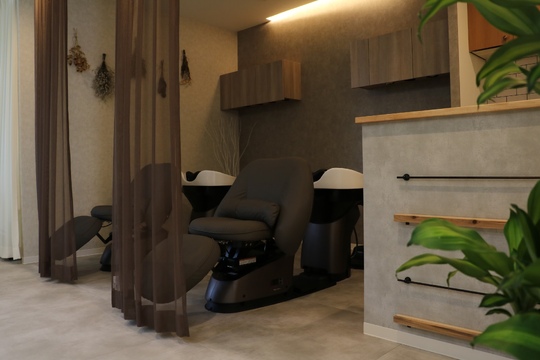 【陣原】≪完全週休2日制・実働8時間・第3日曜定休・ゴールデンウイーク休暇あり≫メリハリをつけてお仕事できます！！大人女性メインに多くのお客様との出会いがある高単価サロン「hair make Sugar（ヘアメイクシュガー）」からアシスタント（美容師）の求人★☆