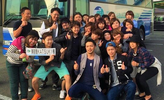 【羽犬塚】≪社会保険完備≫≪住宅手当あり≫キャリアアップできるシステム作りをしているので長く活躍できる環境を作っています！！近隣にお住まいのお客様から圧倒的な支持を受ける人気ヘアサロン「KATSUKI 八女店（カツキヤメテン）」からスタイリスト（美容師）の求人☆★☆