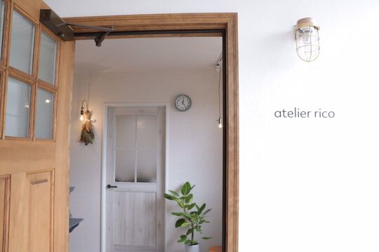 【京終】≪時短勤務もOK！≫≪完全個室≫≪完全週休2日制＆社会保険完備≫≪頭皮ケアや髪質改善に注力≫スタイリストオンリーサロン！営業時間18時まで＆平均退社は17時で16時退勤も可能！完全個室の高単価サロンでお客様とじっくり関わっていくことができます！「atelier RICO（アトリエリコ）」からスタイリスト（美容師）の求人☆☆