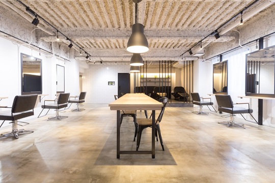 【南船場】≪平均月給40万円≫≪完全週休2日制・有給休暇あり≫≪社会保険完備≫≪パート・アルバイトも募集OK≫デザインカラーから髪質改善まで幅広く対応している人気ヘアサロン！厳選された商材や商品、豊富なカラー剤を取り揃え再来率が高いサロンです！「F 心斎橋（エフシンサイバシ）」からスタイリスト（美容師）の求人★☆★