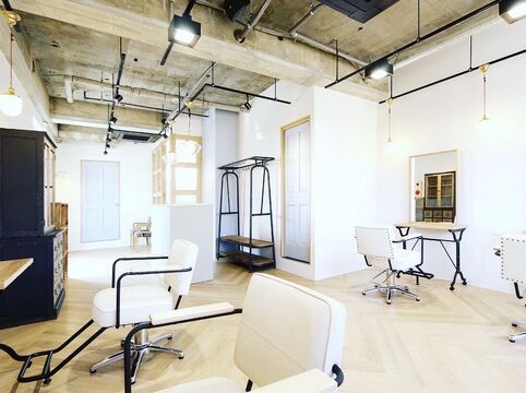 【桂川】≪月給22万円〜≫≪月9日休み≫≪社会保険完備≫入客チャンスあり！20時までに退勤可能！少人数制の地域密着型サロン！「kiitos（キートス）」からスタイリスト（美容師）の求人☆★☆