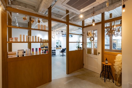 【勾当台公園】≪社会保険完備・完全マンツーマンサロン・フレックスタイム制・ヘルプなし・月8,9日休み・土日休みOK・週1日～勤務OK≫自分に合った働き方ができて、プライベートと仕事を両立することができますよ！一人ひとりのお客様に馴染ませるナチュラルなスタイルが得意なサロン「lelu（レル）」からスタイリスト（美容師）の求人☆★