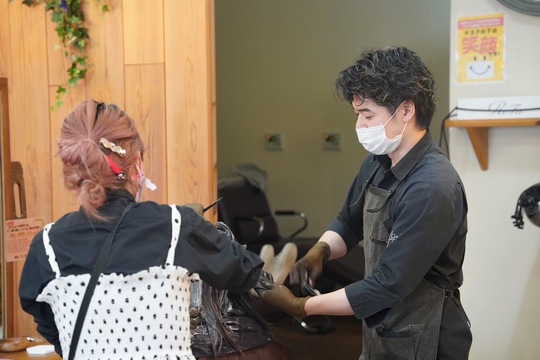 【松井山手】≪社会保険完備≫≪完全週休2日制≫≪カフェランチ無料≫プライベートと両立しながら、自分のペースでスタイリストデビューが叶います！！働きやすいアットホームサロン「Clock 松井山手店（クロックマツイヤマテテン）」からアシスタント（美容師）の求人☆★☆