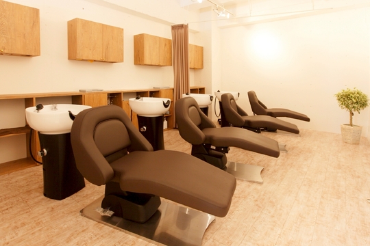 【稲野】≪スタイリスト給与26万円スタート！≫≪社会保険完備≫≪完全週休二日制≫≪女性比率100％サロン≫手厚い保障で安心して働けるサロン。ママさん美容師さんが活躍中「dot.hair (ドットヘアー)からスタイリスト（美容師）の求人☆☆