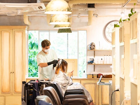 【戸塚】≪完全週休2日制・フレックスタイム制・社会保険完備≫選べる雇用形態で、最大65％の歩合率！スタイリストとしてもう一つステップアップできる安心の待遇があります！ライフイベントごとの環境変化にも柔軟に対応可能な「Flor 戸塚（フロールトツカ）」からスタイリスト（美容師）の求人★☆