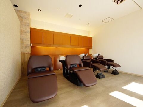 【三日市町】≪月8日休み&有給休暇あり≫≪社会保険完備≫≪まつ毛パーマも学べる≫≪パート・アルバイトも募集中≫地域密着の人気ヘアサロン！「KAINO arms フォレスト三日市店（カイノアームズフォレストミッカイチテン）」からスタイリスト（美容師）の求人★☆