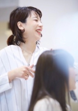 【梅田】≪社会保険完備≫≪営業時間内レッスン＆ウィッグ代半額支給≫≪スパニストも募集中≫専門的な知識を身につけられる環境なので、お客様から信頼される美容師に成長できること間違いなし！東京や海外で経験を積んだオーナーさんの元で、日々学んでいきませんか？ナチュラル系オーガニックサロン「culumi（クルミ）」からアシスタント（美容師）の求人☆★