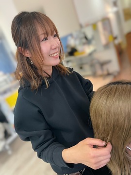 【木屋瀬】≪社保完備・残業ノルマ一切無し・10連休取得可能≫スタイリスト平均月給30万円ほど！前職の経験を考慮した高月給スタート可能！！自分に合った働き方が選べます！！今までの美容師歴が給料に反映され高収入！残業なし！ワークライフバランスを大切にしている「美容室プリュ サンリブ木屋瀬店（ビヨウシツプリュサンリブコヤノセテン）」からスタイリスト（美容師）の求人★☆