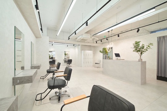 【江坂】≪ブリーチ系のカラーが得意な方やハイトーンカラーのお客様が多いサロンで働きたい方必見！≫≪パートさんは時給1300円（土日祝日）時給1500円≫一人一人のライフスタイルに合わせた勤務が可能！マンツーマンでお客様にしっかり施術出来るサロン！流行りの薬剤や商材が多いので単価アップもしやすい環境です！「lino by ACNE（リノバイアクネ）」からスタイリスト（美容師）の求人★☆