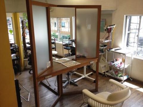 【堀江】≪月給24万円スタート≫アメ村と堀江の真ん中にあるカジュアルでアットホームなヘアサロン☆夜は遅くならないのでプライベートも充実♪aard‐vark（アードバーク）からスタイリスト（美容師）の求人☆★