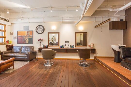 【杉本町】≪月給20万円≫≪完全週休2日≫≪19時には退勤可能≫地域密着で口コミの多い人気ヘアサロン！仕事もプライベートも両立できる！動画配信のバックアップあり！カメラやアウトドアが好きな方にもオススメなサロンです！「Switch Hair Salon（スイッチヘアーサロン）」からアシスタント（美容師）の求人☆★☆