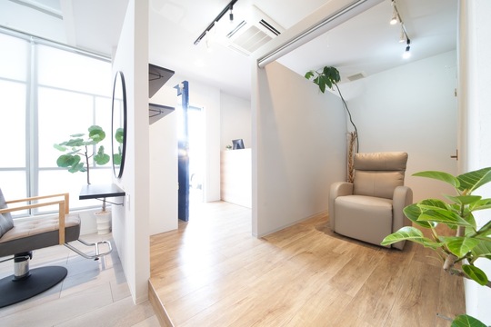 【高鷲】≪未経験・通信生・新卒生OK≫≪営業時間内レッスンOK≫≪社会保険完備≫≪完全週休2日制≫≪月1回日曜定休あり≫≪営業時間19時まで≫ダメージレスにこだわりがあり、高いレベルの知識と技術が学べる環境です☆スタッフ同士仲も良くアットホームな癒し系ヘアサロン「Aioon（アイオーン）」からアシスタント（美容師）の求人☆★