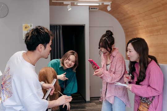 【旦過駅】≪高月給・社会保険完備・完全週休2日制・駅チカ≫単価1万円以上！お客様を大切にするお店です。営業中のレッスンを中心に技術を高め成長していくヘアサロン「est（エスト）」からアシスタント（美容師）の求人☆★