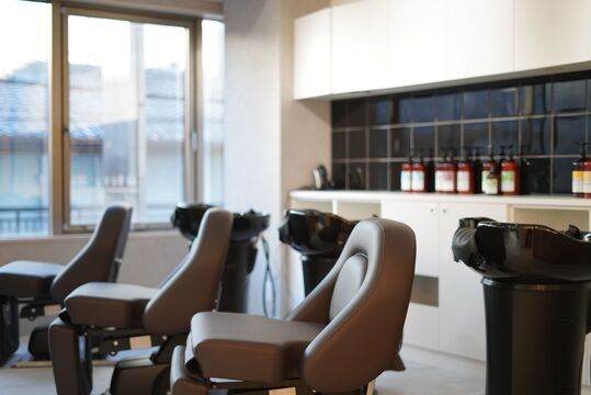 【烏丸】≪指名50〜60％還元／フリー40%還元≫≪自由出勤OK≫≪月給30万円以上も可能≫早回しの委託サロンではなく、一人一人のお客様にしっかり接客していけるサロン！技術面に不安があれば教えて頂ける環境！完全マンツーマンの業務委託サロン「iri（イリ）」からスタイリスト（美容師）の求人☆★