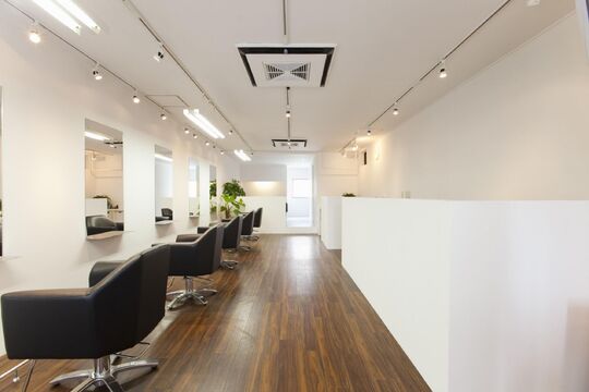 【三宮】≪営業中レッスンOK≫≪完全週休2日制≫≪社会保険完備≫残業は一切なく、曜日次第では18時帰宅も可能！土日祝の取得も可能のためプライベートも充実のサロン「BLOCK（ブロック）」からアシスタント（美容師）の求人☆★