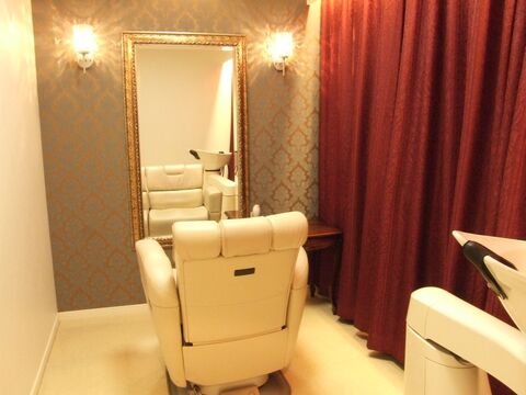 【東三国】≪月給17万円スタート！≫≪プライベート充実≫≪営業中レッスンOK≫退社時間は早いので営業中はしっかり集中して終わってからはしっかり休むスタイルでメリハリのある働き方が可能！自信を持ってスタイリストになれる環境ですよ♪「FRAME hair（フレイムヘアー）」からアシスタント（美容師）の求人☆☆