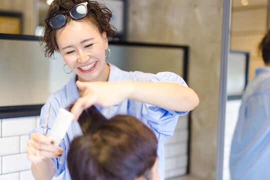 【瑞穂運動場東】◆完全週休2日制・土日希望休可能・社会保険完備◆美容業界当たり前のブラックな部分を本気で排除したいと考えている好待遇メンズサロン！無駄な拘束を無くし、高い歩合率を実現！短い勤務時間で高額月給が可能です！「MEN'S SALON alfRed 瑞穂店（メンズサロンアルフレッドミズホテン）」からスタイリスト（美容師）の求人☆★