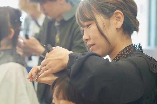【下大利駅】≪日曜日お休みあり・高月給・社会保険完備・月間総客1000名以上・パートアルバイトもOK≫値段以上の技術を提供し多くのリピーターさんがご来店！！リーズナブルな料金体制で多くのお客様が来店される「hair make SENSE（ヘアー メイク センス）」からアシスタント（美容師）の求人☆★