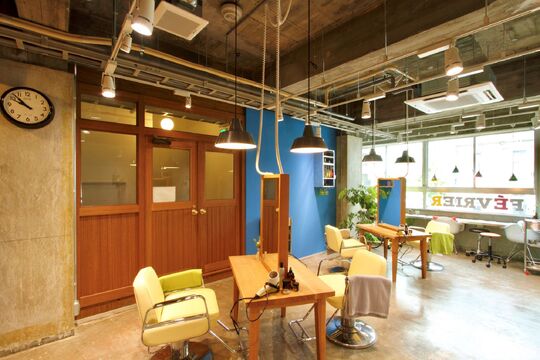 【烏丸】解放感があり、ナチュラルでリラックスした空間♪サロンワークメインで個性を生かしながらのびのび働けます！幅広い年齢層のお客様に愛されるFevrier（フェブリエ）からスタイリスト（美容師）の求人☆★