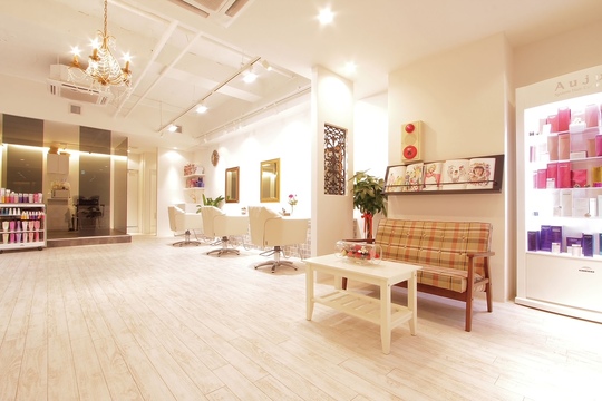 【草津駅】≪月8,9日休み≫≪社会保険完備≫≪月給19.1万円～≫20代のお客様がメイン！ハイトーンカラーが得意なサロンでブリーチ比率も高いサロン！営業時間内レッスン可能！最短2年7ヶ月でスタイリストデビューデビューができる！ブライダルヘアメイクや着付なども学べる美容室！「aura（アウラ）」からアシスタント（美容師）の求人☆★