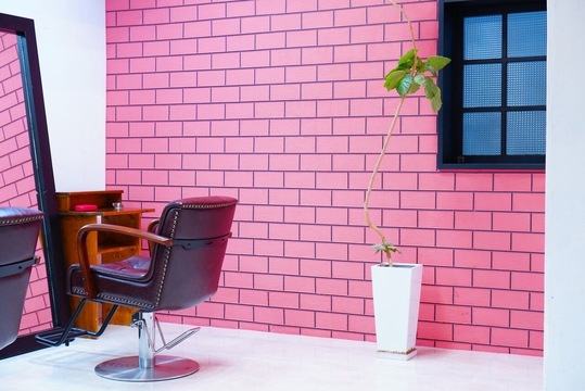 【西鉄久留米駅】≪勤務時間、お休みは自由・ハイトーンカラーが人気・駅チカ≫融通の利く働き方ができるので自分の時間も大切にできます！！20代の若いお客様から圧倒的な支持あり！！カラーを楽しめる人気業務委託サロン「Candy egg（キャンディーエッグ）」からスタイリスト（美容師）の求人☆★