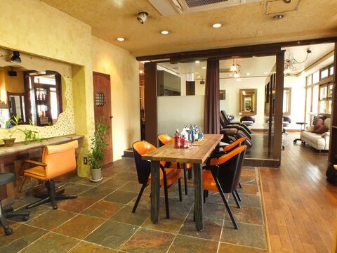 【高宮】≪社会保険完備・営業時間18:00迄・着付け・ヘアセットが学べる≫大人女性に愛されているアットホームサロン「育てよう、人の和」をテーマにあたたかいサロン作りに取り組んでいる「Chic Hair（シークヘアー）」からアシスタント（美容師）の求人☆★