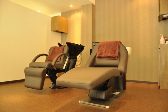 【和泉中央】日曜休みあり！アナタの頑張りを評価してしっかりお給料でも還元！パリでも学んだ実力派オーナーさんの技術も学べますよ！「Le seul（ルスール）」から、スタイリスト（美容師）の求人☆☆