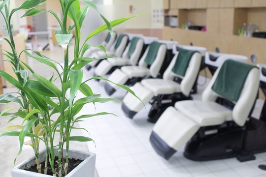 【鍋島】≪完全週休2日制・社員寮あり・有給休暇あり≫様々な役職を準備し一社で長くお仕事することが可能！！ママさん美容師も大歓迎！！幅広い技術を学び、流行りの技術、知識も学べるトータルビューティーサロン「SPA hair design（スパヘアーデザイン）」からスタイリスト（美容師）の求人☆★