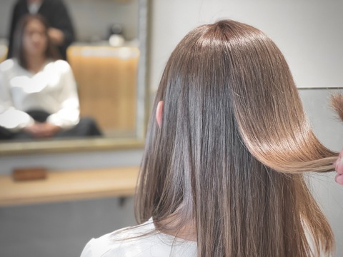 【豊中駅】≪完全週休2日制／平均18時半ごろ退勤／営業時間レッスンOK≫広々とした店内でのびのび働けます！安定して稼げる給与システムがオススメ。高単価でお客様としっかり関われます。「Angee Hair Garden（アンジーヘアーガーデン）」からスタイリスト（美容師）の求人★☆