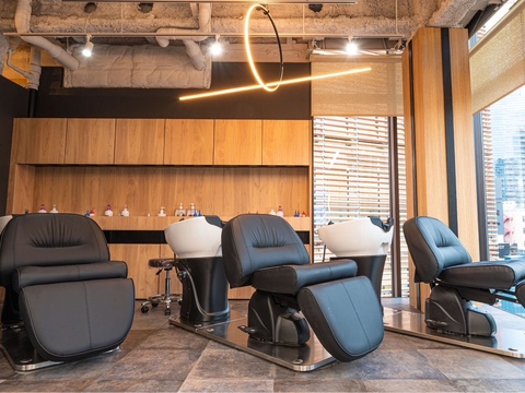 【梅田】正社員と委託の働き方をライフプランに合わせて選べる！≪メンズ特化サロン≫≪指名50％／フリー40％還元≫≪最低保障制度あり≫≪正社員希望の方は社会保険完備≫流行りの韓国スタイルやツイストスパイラル、フェードが得意なサロン！得意な技術でブランディングでき、入客サポートも充実！「MEN'S SOURCE 茶屋町（メンズソースチャヤマチ）」からスタイリスト（美容師）の求人★☆