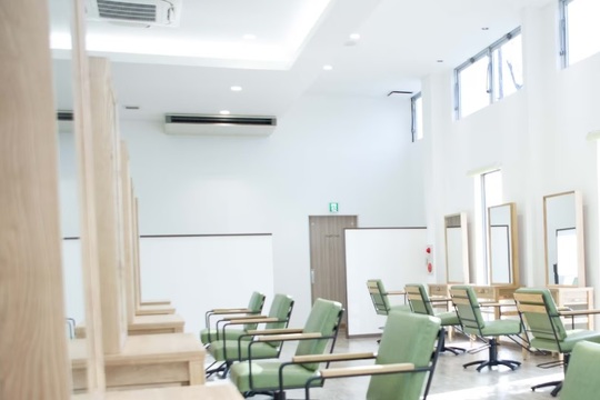 【上津荒木】≪月給18万円スタート・社会保険完備≫集客好調の為ビラ配りもなし。人気のまつエクメニューに加え脱毛メニューもあり。技術の幅を増やし、歩合も狙いやすいんです！！人気のトータルビューティーサロン「HAIR MAKE UN SOMMET（ヘアーメイクアンソメット）」からアイリスト（アイデザイナー・まつげエクステ）の求人☆★