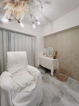 【元町・中華街】≪髪色、ネイル自由・自由度の高い勤務体系・社会保険加入可能≫丁寧な接客とレベルの高い施術で、高評価の口コミ多数！仕事とプライベートを両立させられて、スタッフ満足度も高いサロン「Showers.（シャワーズ）」からアイリスト（まつげエクステ・まつげパーマ・アイブロウ）の求人☆☆