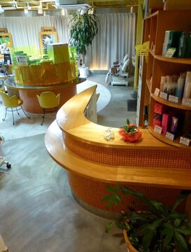 【兵庫駅】≪月給18万円スタート≫≪月8日休み≫≪19時半には退勤可能≫ファミリーで利用される方が多い地域密着型サロン♪ノルマ、強制など一切なくアットホームな雰囲気の働きやすいお店です♪“material（マテリアル）”からアシスタント（美容師）の求人★☆