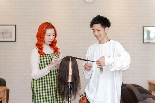 【若宮】全国の主要都市や海外にも展開する大人気サロン≪業務委託と正社員を選択可能≫歩合制 フリー45％／指名55％以上 の高還元率にで月収100万円以上稼いでる方も多数在籍中！入客チャンス、やりがいもイッパイ！「AUBE HAIR dimo（オーブヘアーディモ）」からスタイリスト（美容師）の求人★☆