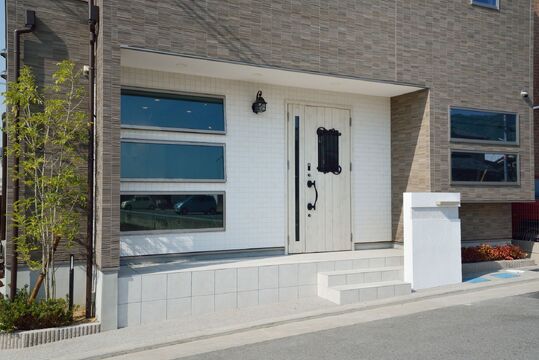 【外環八尾】≪月給23万円〜≫≪月8日休み≫≪土日休みOK≫≪完全マンツーマン施術≫完全個室のプライベートサロン！女性が働きやすい環境が整っています！プライベートも充実させながら楽しく仕事ができますよ◎不要なミーティングや研修は一切なし！「private salon cocochi（プライベートサロンココチ）」からスタイリスト（美容師)の求人☆☆