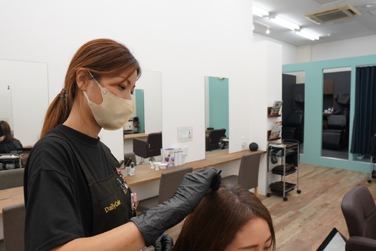 【明石駅】≪ブランクOK≫≪勤務時間の相談OK≫白髪染め専門のカラーサロン！オートシャンプー&セルフブロー！カラー塗布が出来れば大歓迎！「Daily Color 明石店（デイリーカラーアカシテン）」からカラーリスト（美容師）の求人☆☆