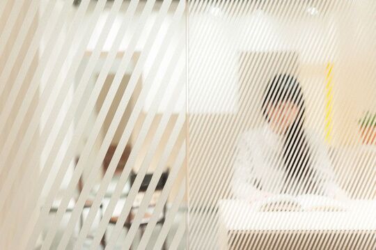 【桜川】≪月8,9日休み≫≪土日休みOK≫≪毎年5000円昇給≫アーティストのプロモーションビデオや雑誌のヘアメイクの仕事にも携われる環境◎デザインカラーの比率も高いサロン！実働9時間営業！「IRO（イロ）」からスタイリスト（美容師）からの求人☆★