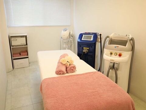 【福島駅】≪社会保険完備≫≪完全週休2日≫≪実働8時間＋休憩1時間≫脱毛が人気のトータルエステサロン！お休み豊富でプライベートも充実できる「フェミニンエステティック 大阪福島店（フェミニンエステティックオオサカフクシマテン）」よりエステティシャンの求人★☆★