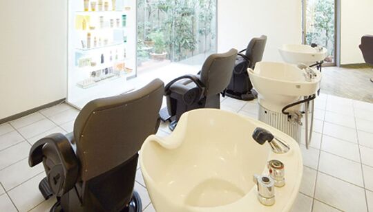 【樟葉】≪40歳以上のスタッフ活躍中≫≪40歳以上のスタッフさん大歓迎≫≪アシスタント業務のみしたい方も歓迎≫≪月8日休み≫≪社会保険完備≫≪産休制度あり≫興味があれば着付けやメイクも学べる！美容師を長く続けられる抜群の高待遇！幅広い層のお客様から支持される人気のお店ですよ！「SUNROAD Le club（サンロードルクラブ）」からアシスタント（美容師）の求人☆★☆